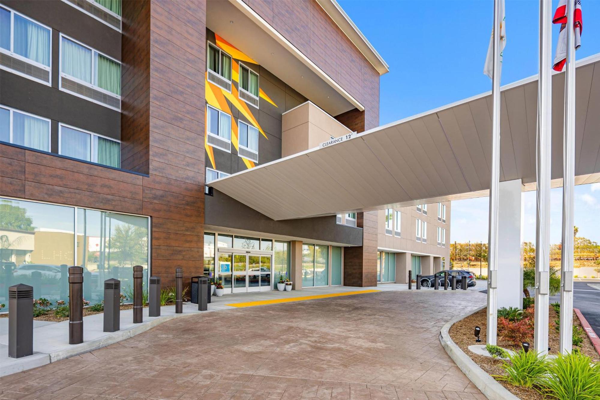 La Quinta Inn & Suites By Wyndham La Habra Exterior foto